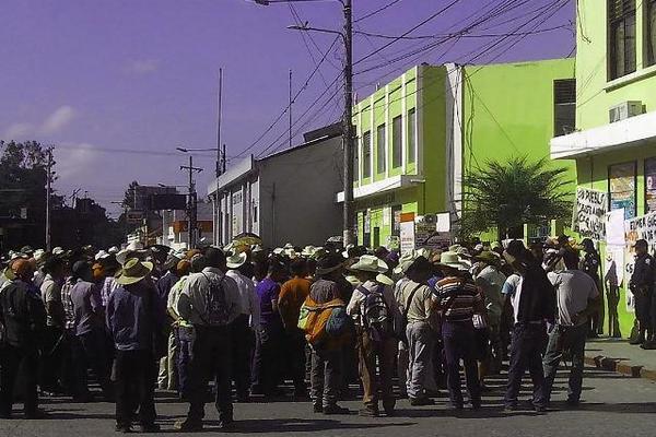 Un grupo de campesinos protesta frente a la Municipalidad de Jalapa, para exigir reparación de caminos. (Foto Prensa Libre: Hugo Oliva) <br _mce_bogus="1"/>