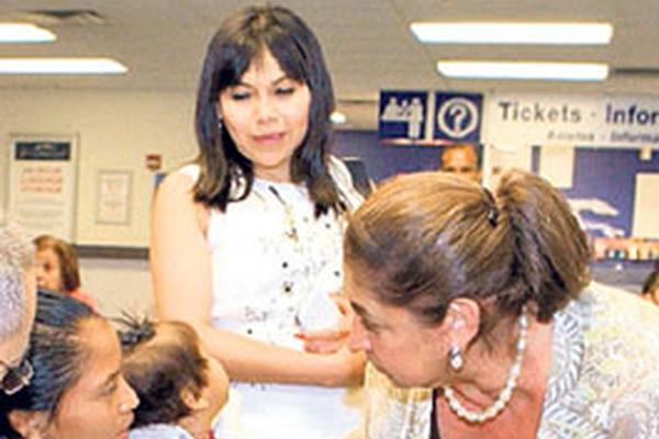 Rosa Leal de Pérez visita a migrantes.