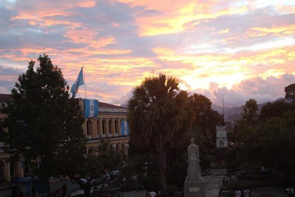 Atardecer observado en el parque La Paz de Cobán, Alta Verapaz. (Foto Prensa Libre: Ángel Tax) <br _mce_bogus="1"/>