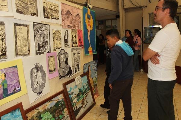 Estudiantes observan&nbsp; pinturas y dibujos,&nbsp; en el salón de la municipalidad. (Foto Prensa&nbsp; Libre: Óscar González)