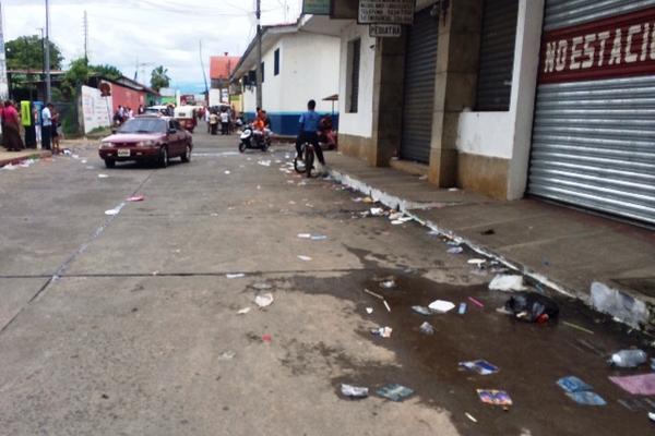 Calles llenas de basura en la cabecera de Retalhuleu. (Foto Prensa Libre: José Maldonado) <br _mce_bogus="1"/>