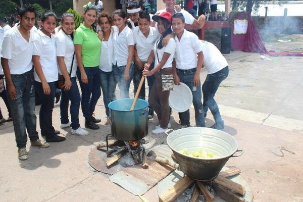 Estudiantes cocinan elotes para celebrar, por quinta ocasión, la cosecha. (Foto Prensa Libre: Oswaldo Cardona)