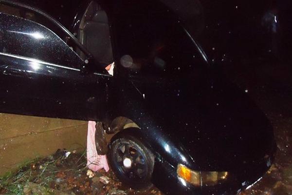 Vehículo en donde fueron hallados los dos cadáveres en Chiquimula. (Foto Prensa Libre: Edwin Paxtor)<br _mce_bogus="1"/>