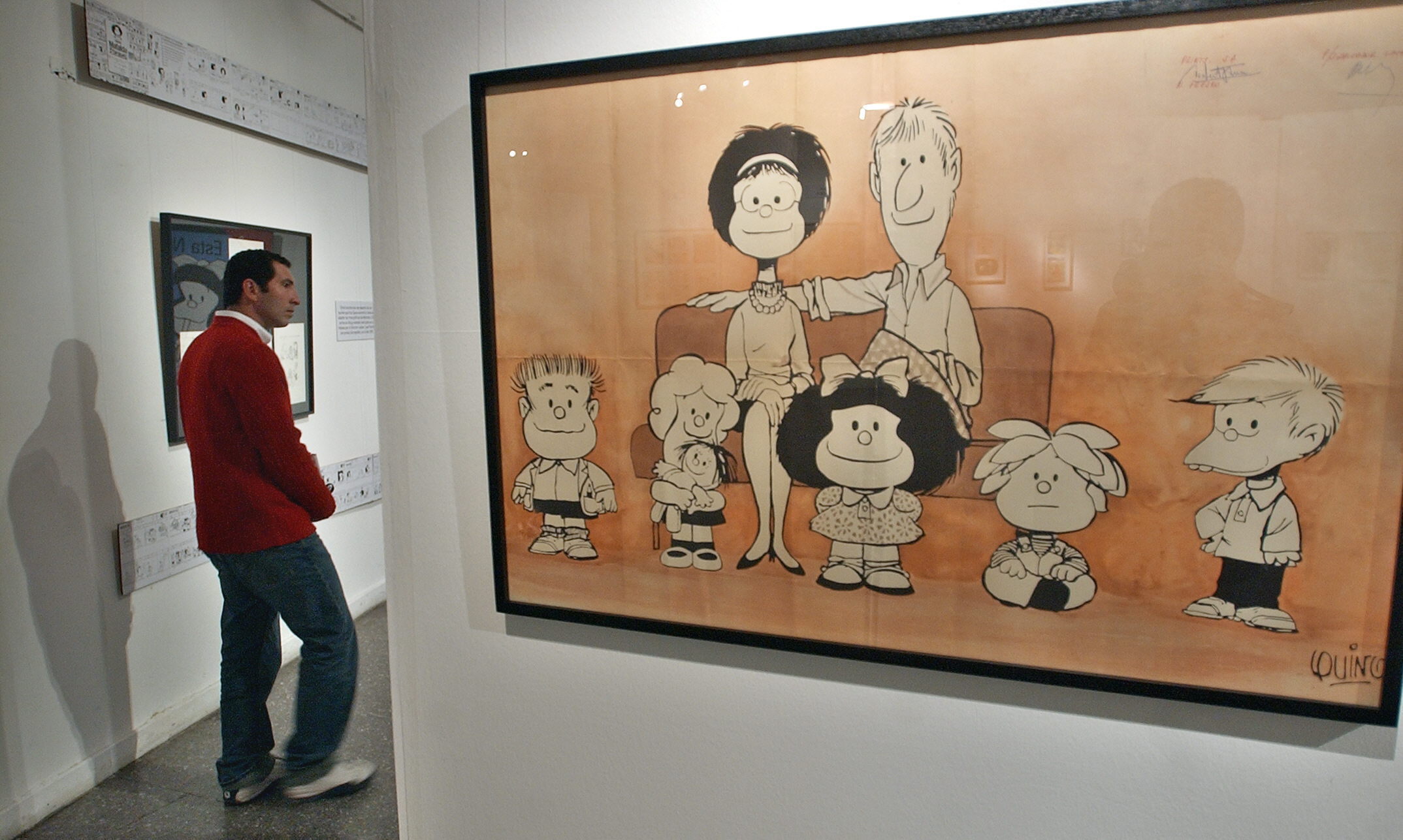 Un retrato de Mafalda y todos los personajes del comic de Quino. (Foto Prensa Libre: EFE/Leo La Valle)