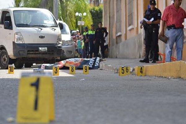 El sindicalista de la Municipalidad de Zacapa, Jorge Noé Perdomo, fue muerto a balazos frente a la Empresa Eléctrica Municipal. (Foto Prensa Libre: Víctor Gómez).
