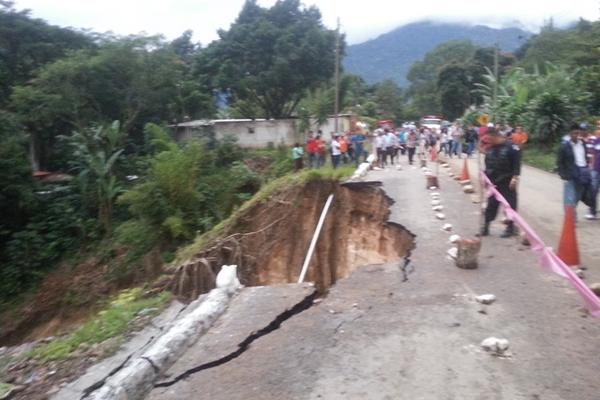 El socavamiento de la mitad del pavimento se registró en el km 317, La Democracia, Huehuetenango. (Foto Prensa Libre: Mike Castillo)<br _mce_bogus="1"/>
