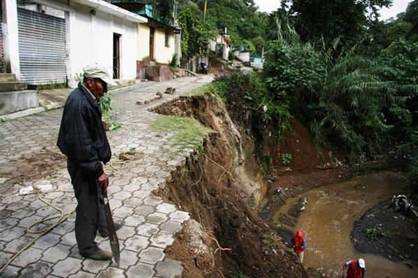 El paso vehicular fue suspendido en una de las calles de la colonia El Tizate, Pastores, Sacatepéquez. (Foto Prensa Libre: Renato Melgar).