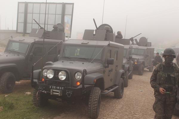 En la&nbsp; aldea Villa&nbsp; Real, Tajumulco,&nbsp; se estacionaron varios vehículos artillados para mantener el control de personas que pueden reaccionar por esta acción. (Foto Prensa Libre: Aroldo Marroquín)