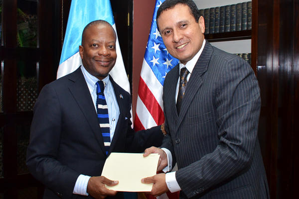 El canciller Carlos Raúl Morales Moscoso (derecha) recibió al nuevo embajador de EE. UU. Todd D. Robinson. (Foto Prensa Libre: cortesía Cancillería)