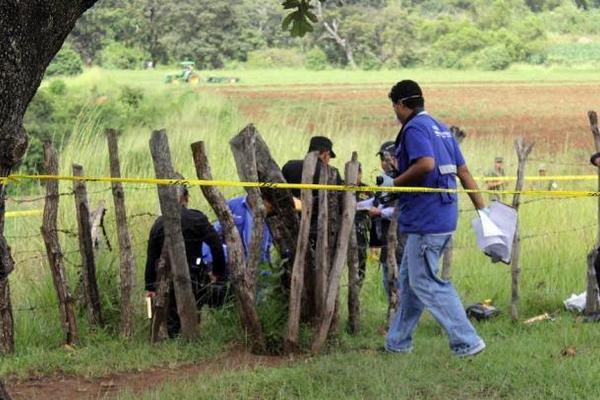 Investigadores reúnen evidencias en el lugar donde fue encontrado el   cadáver degollado de Alba Alicia Batres, en la cabecera de Jalapa. (Foto   Prensa Libre: Hugo Oliva)