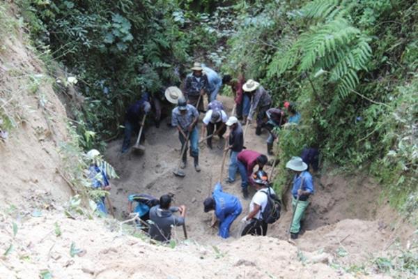 Rescatistas buscan cuerpos&nbsp; (Foto: Ángel Julajuj)