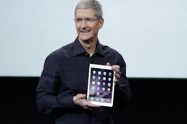 Tim Cook presenta la nueva iPad Air 2. (Foto Prensa Libre: AP)