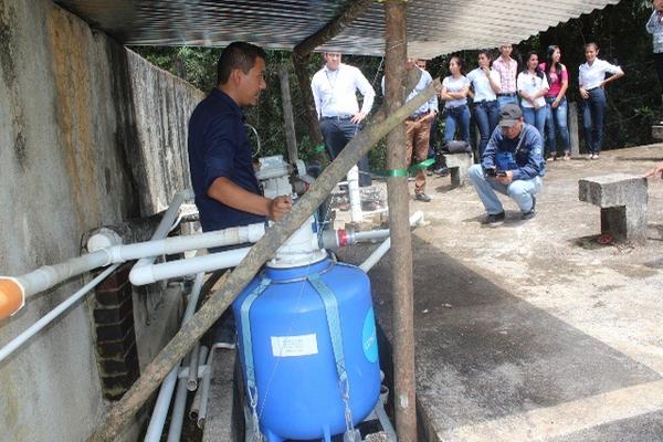 Planta purificadora  se instaló sobre un tanque de captación, cerca de nacimiento y de río. (Foto Prensa Libre: Oswaldo Cardona)