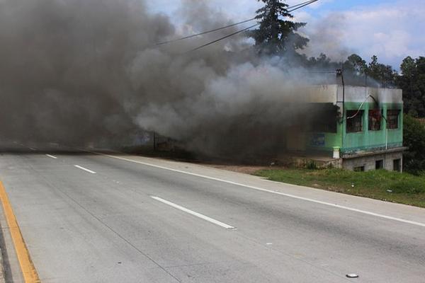 El incendio de un comedor en la aldea Chirijuyú, Tecpán Guatemala, Chimaltenango, dejó más de Q55 mil en pérdidas. (Foto Prensa Libre: José Rosales).
