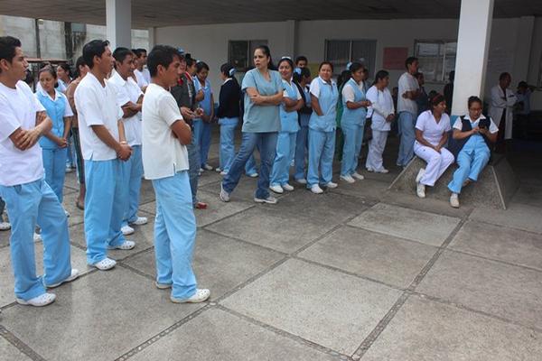  Enfermeros exigen el pago de sus salarios. (Foto Prensa Libre: José Rosales).</p><p> 