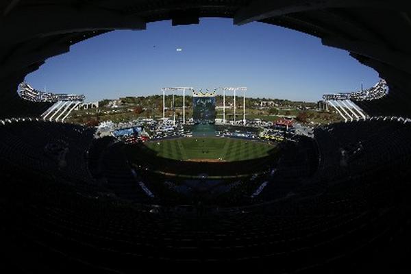 El Kauffman Stadium es el escenario donde los Reales reciben este martes a los Gigantes. (Foto Prensa Libre: AP)