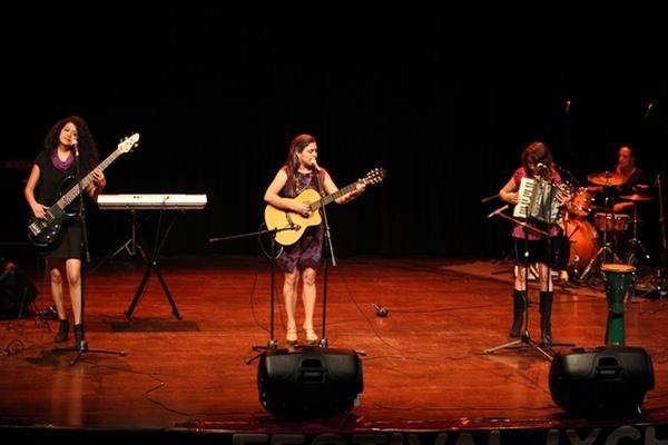 El grupo Na'ik Madera deleitó con su música durante la inauguración  de  la sexta edición del Festival Ixchel. (Foto Prensa Libre: Keneth  Cruz)