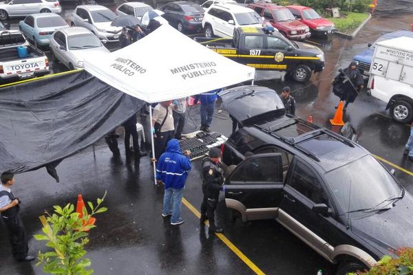 Fiscales del MP y la PNC realizan el registro y conteo del dinero en efectivo dentro de un doble fondo en un vehículo (Foto Prensa Libre: José Manuel Patzán)<br _mce_bogus="1"/>