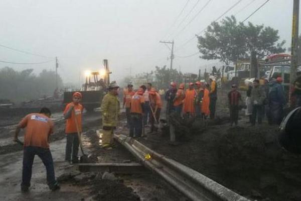 Trabajadores limpian el paso en el kilómetro 86.5 de la ruta entre San Juan Alotenango y Escuintla. (Foto Prensa Libre: Miguel López)&nbsp; <br _mce_bogus="1"/>