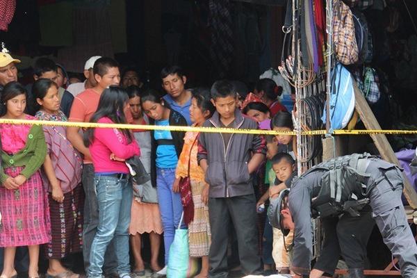 Curiosos observan el cadáver de José Antonio García, quien murió baleado, en Huehuetenango. (Foto Prensa Libre: Mike Castillo)
