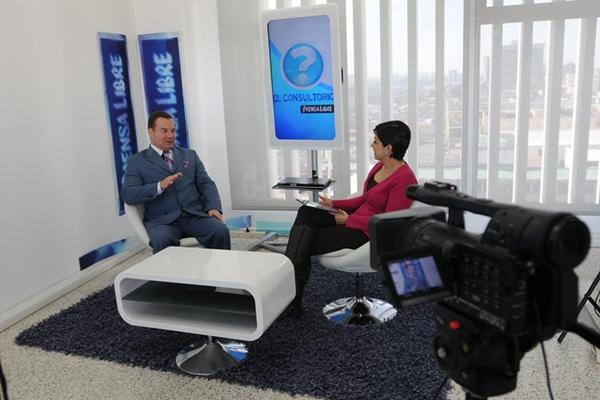 El médico&nbsp; Roberto Bran&nbsp; habla con la periodista Pamela Saravia, durante El Consultorio. (Foto Prensa Libre: Áxel Vicente)