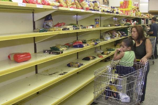 Los venezolanos sufrieron este año el desabastecimiento de algunos productos de primera necesidad. (Foto Prensa Libre: AP)