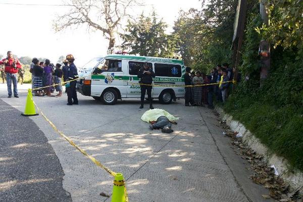 Carlos Manuel Yus Tecún fue atacado a balazos en la ruta que de Santiago, Sacatepéquez, Sacatepéquez, conduce a San Pedro Sacatepéquez, Guatemala. (Foto Prensa Libre: Miguel López).