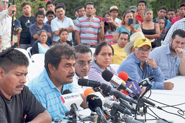 Familiares de los estudiantes desaparecidos de Ayotzinapa declaran en Tixtla, Guerrero, México.(Foto Prensa Libre: AP)