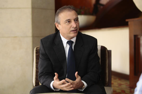 El ministro de Economía, Sergio de la Torre, y otros funcionarios deberán   nombrar representantes para la comisión de defensa ante la demanda de EE. UU. (Foto Prensa Libre: Hemeroteca PL)