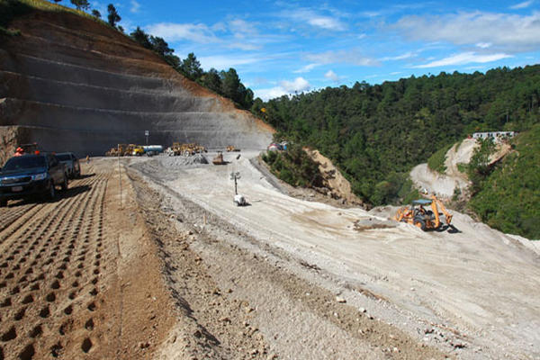 Los trabajos de construcción del tramo del Anillo Regional, que va desde el km 38.4 ruta interamericana, hacia el entronque entre San Juan y San Raymundo se realizan y se tiene planificado terminarlos en noviembre del 2015.