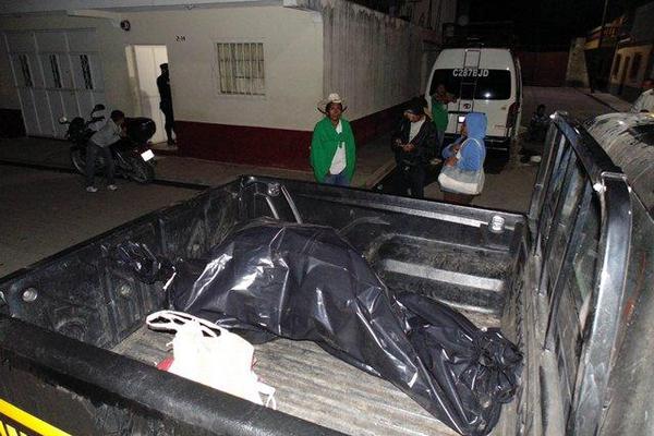 Autopatrulla de la PNC traslada el cadáver de José Gómez a la morgue de la cabecera de Jalapa. (Foto Prensa Libre: Hugo Oliva) <br _mce_bogus="1"/>