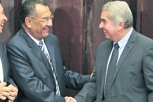 Arístides Crespo y Luis Rabbé se saludan, luego de la primera conferencia de la nueva directiva. (Foto Prensa Libre: Archivo)