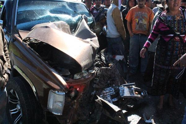 El percance se registró en el km 134 de la ruta que de Los Encuentros conduce a Sololá. (Foto Prensa Libre: Ángel Julajuj).</p><p><strong><em></em></strong>