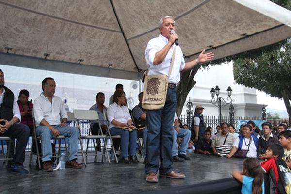El presidente Otto Pérez hizo entrega del tercer aporte de bono seguro a 875 mujeres de Ciudad Vieja, Sacatepéquez. (Foto Prensa Libre: Miguel López)
