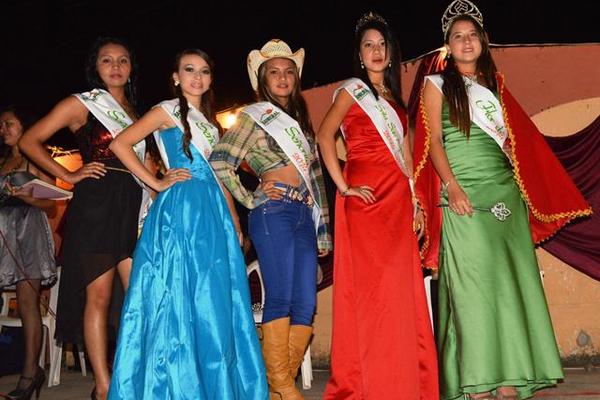 Ganadoras de los diferentes títulos que se disputaron durante el certamen de belleza. (Foto Prensa Libre: O Cardona)