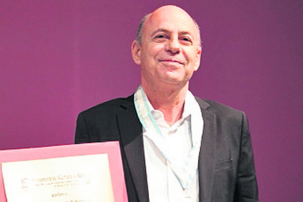 David Unger  recibe el galardón. (Foto Prensa Libre: Angel Elías)