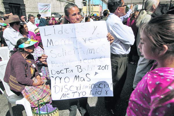 Seguidoras del  partido Líder piden una reunión con Manuel Baldizón, pues se sienten discriminadas (Foto Prensa Libre: Álvaro Interiano)