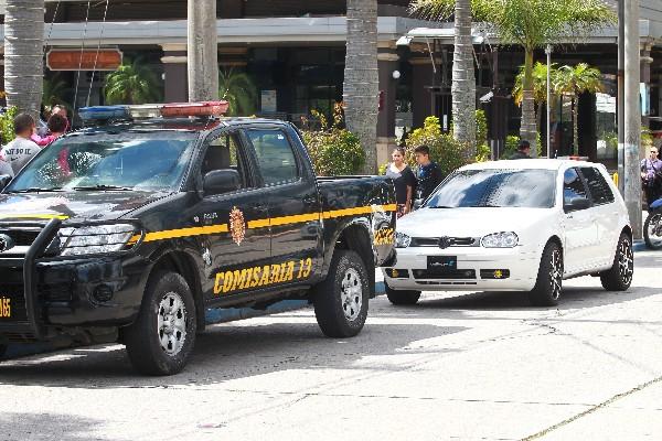 Policía detiene a dos hombres con US$10 mil en zona 10. (Foto Prensa Libre: E. Paredes)