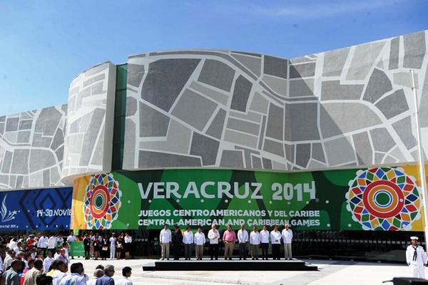 Organizadores de los juegos Veracruz 2014, participan en el acto de izada de banderas, realizado este domingo en el World Trade Center, Veracruz. (Foto Prensa Libre: Francisco Sánchez)