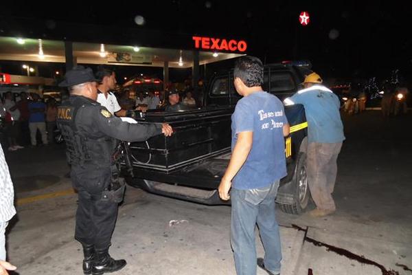 Ataque armado ocurrido en una gasolinera de Santa Lucía Cotzumalguapa, Escuintla. (Foto Prensa Libre: Enrique Paredes)