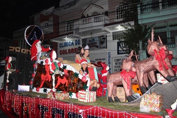 Reinas vestidas de Santa Claus van en carroza por calles de Coatepeque, Quetzaltenango. (Foto Prensa Libre: Alexánder Coyoy)<br _mce_bogus="1"/>