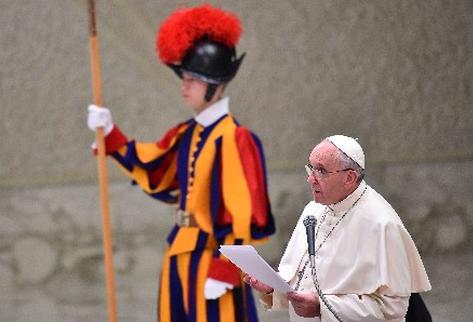 El papa Francisco anunció la destitución del jefe de la Guardia Suiza por sus severas normas impuestas a los integrantes. (Foto Prensa Libre: AFP)