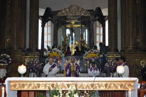 Miles de católicos veneran la imagen del Cristo Negro de Esquipulas. (Foto Prensa Libre: Edwin Paxtor).