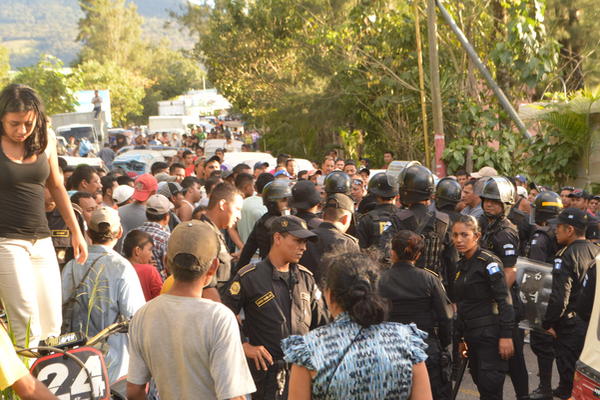 Vecinos y policías acuerdan que la mujer sea detenida y denuncie a quienes la obligaron a cometer el crimen. (Foto: Prensa Libre)<br _mce_bogus="1"/>