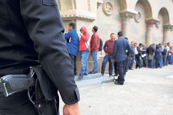 Policías muestran inconformidad porque no les depositaron la totalidad del aguinaldo, y aseguraron que el Ministerio de Gobernación les dijo que&nbsp; lo completará en enero próximo.