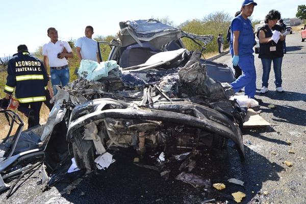 El automóvil en el se transportaban dos estudiantes quedó destruido al chocar contra tráiler, en el km 108 de la ruta al Atlántico, en Usumatlán, Zacapa. (Foto Prensa Libre: Víctor Gómez)<br _mce_bogus="1"/>