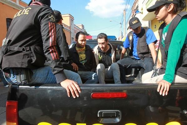 Seis personas, entre ellas una menor de edad, fueron capturadas en la 11 avenida 12-63 zona 1, por su presunta participación en el asesinato de tres personas que aparecieron degolladas y quemadas en el Bulevar el Naranjo zona 4 de Mixco. (Foto Prensa Libre: Estuardo Paredes)