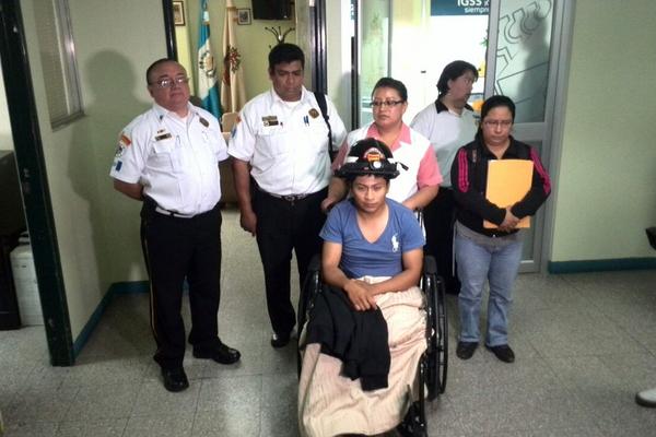 El Bombero Herny Hernández sale del hospital 7/19 luego de sufrir un accidente y perder una pierna. (Foto Prensa Libre: É. Ávila) <br _mce_bogus="1"/>