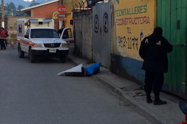 Las autoridades investigan el crimen. (Foto Prensa Libre: Eduardo Sam).
