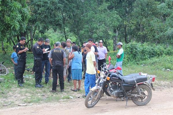 Familiares de Douglas René Ramos Corado, de 23 años, llegaron al lugar para identificar el cadáver. (Foto Prensa Libre: Rigoberto Escobar)